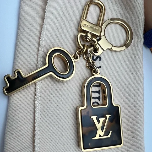LOUIS VUITTON Porte Cles Confidence Bag Charm Key Ring Gold Metallic M65088 - Picture 15 of 17